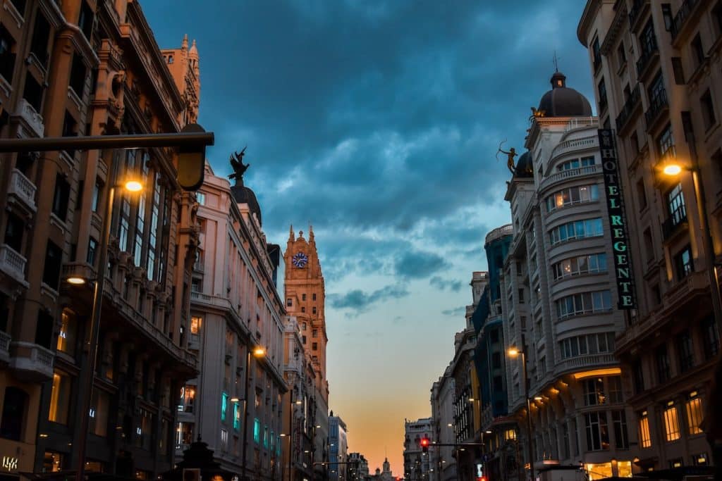 La Gran Vía de Madrid de noche