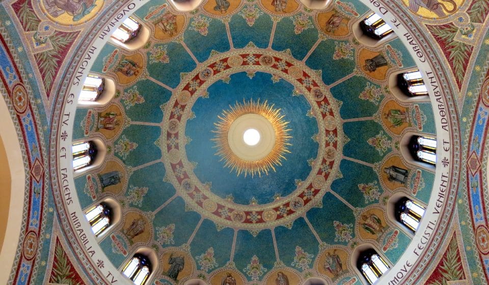 Iglesia de San Manuel y San Benito: el templo neobizantino donde el cielo está hecho de teselas