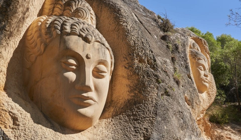 La Ruta de las Caras: hacer senderismo entre rostros esculpidos en piedra