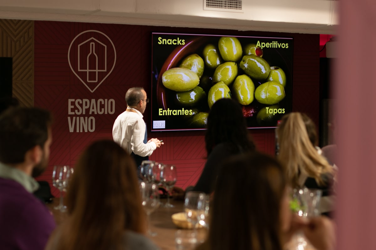 El sumiller de Espacio Vino explica a los asistentes las diferentes variedades de aperitivos utilizando una diapositiva