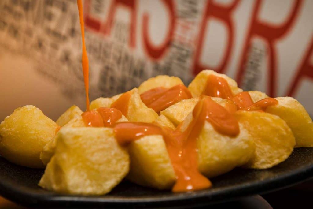 Las patatas bravas de Madrid: un icono del tapeo de la capital