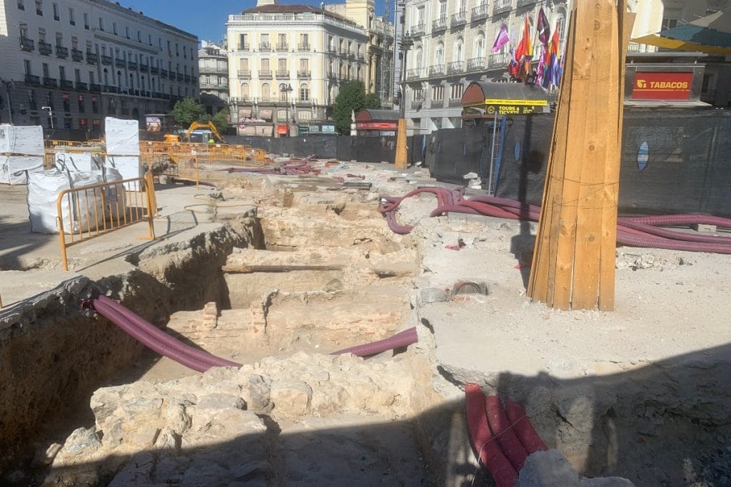 Aparecen restos arqueológicos durante las obras de la Puerta del Sol