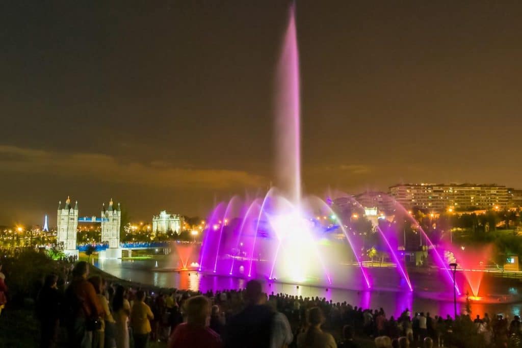 La fuente del Parque de Europa acoge un espectáculo gratuito de agua, luz y sonido este finde