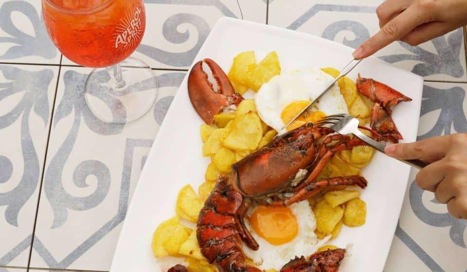 Aperol Spritzeria ofrece un menú especial en terraza Bocanegra: bogavante con huevos fritos y patatas