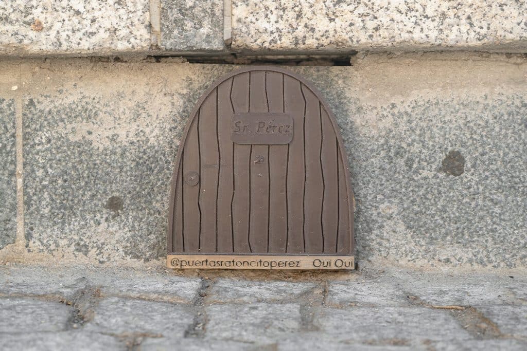Puerta del ratoncito Pérez en la puerta del metro de Banco de España