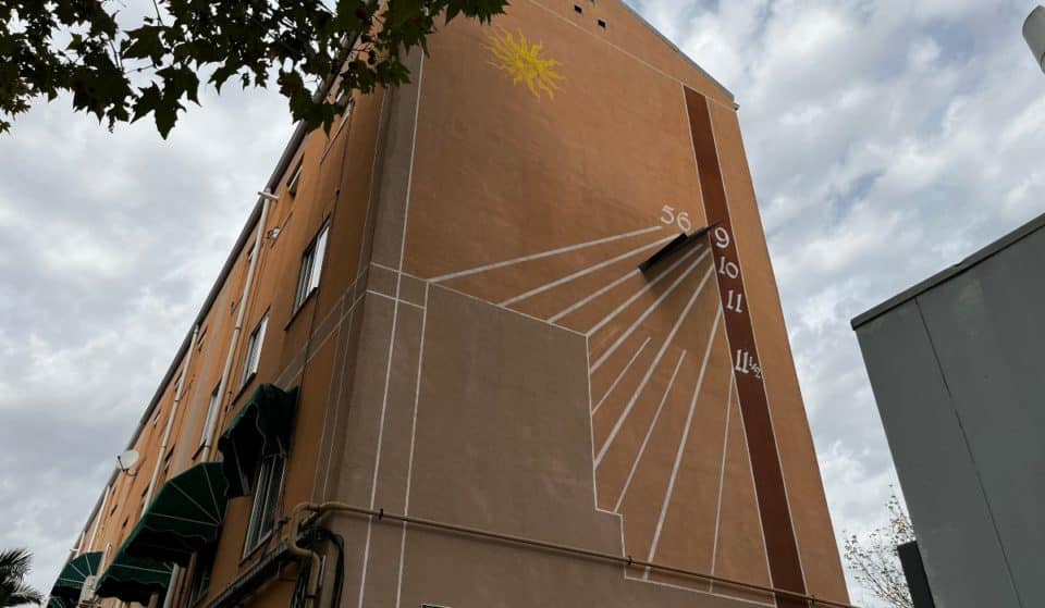 Los relojes de sol del barrio Moscardó, el lugar de Madrid donde el tiempo se puede leer en las fachadas