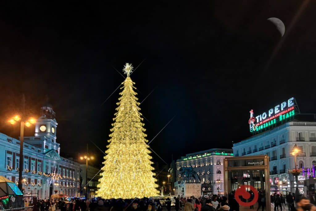 Un gran abeto luminoso de 35 metros decorará la Puerta del Sol estas Navidades