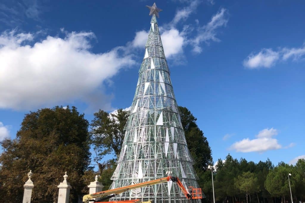 Madrid Río ya luce un gigante árbol luminoso de Navidad
