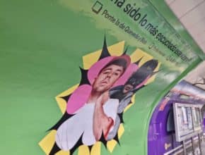 La estación de metro de Quevedo aparece vinilada con imágenes del cantante Quevedo