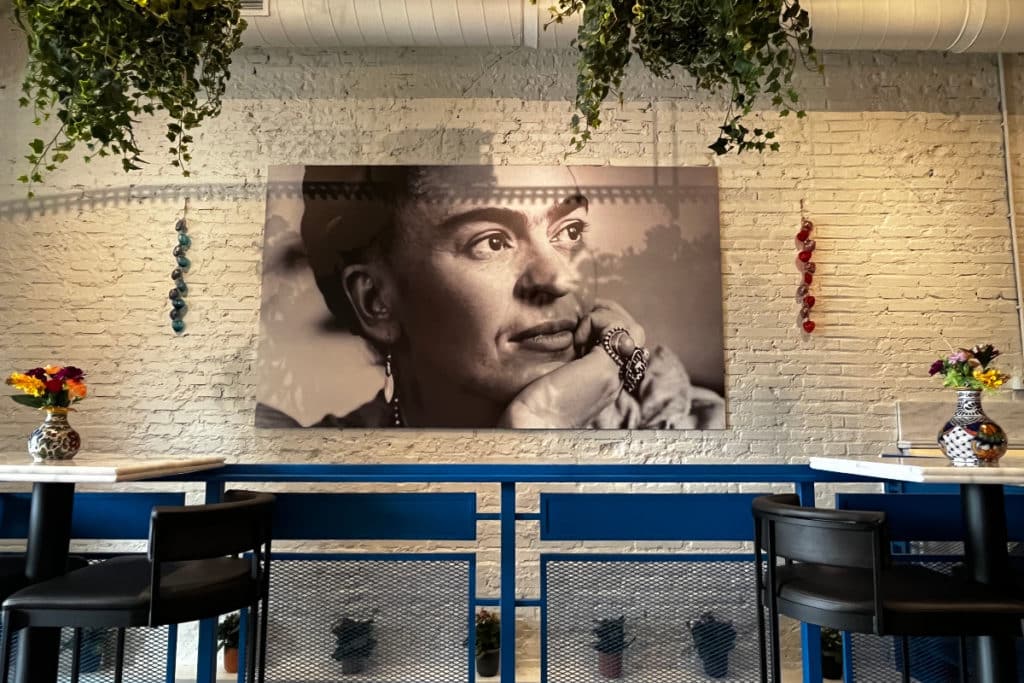 Frida Íntima: el restaurante-galería donde se come lo que se comía en casa de la artista mexicana