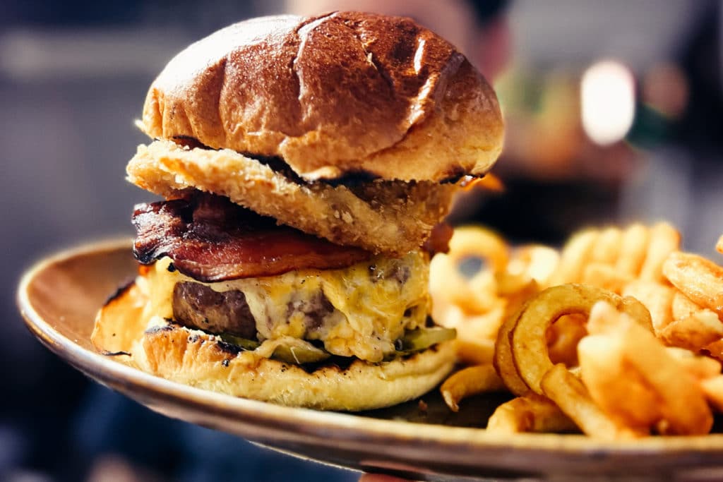Una hamburguesa de Madrid que lleva croqueta es candidata a la mejor burger de España