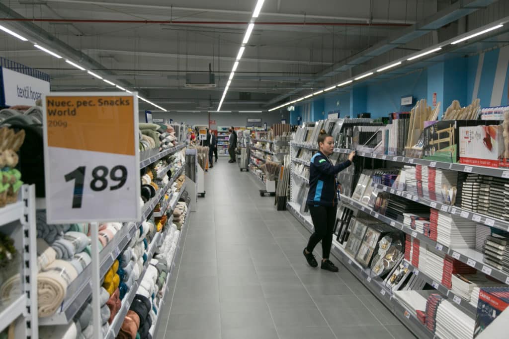 Abre en Madrid el supermercado que tiene casi todos sus productos a 2€
