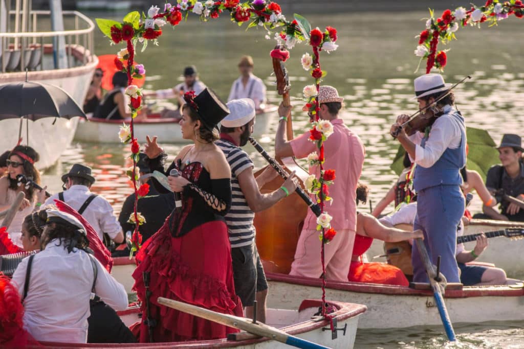 Madrid celebrará un concierto gratuito de cabaret flotante en el estanque del Retiro