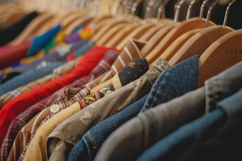 Un mercadillo de ropa vintage al peso con más de 10.000 prendas se celebra este finde