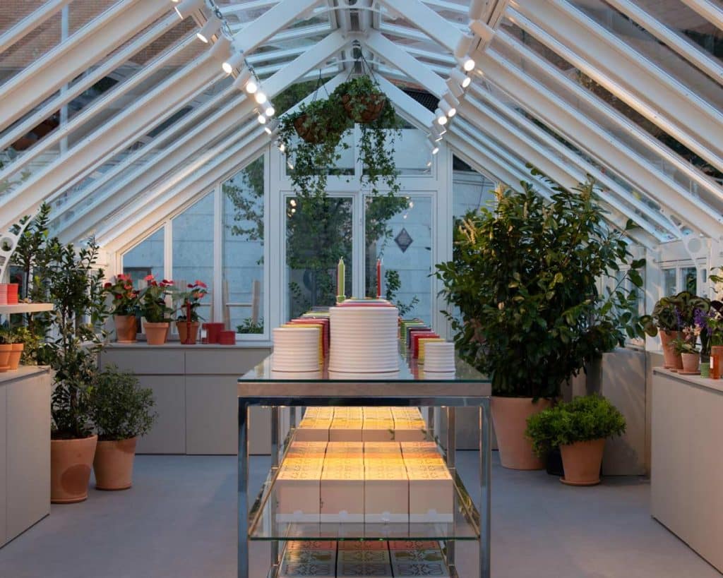 Abre sus puertas LOEWE Greenhouse: el invernadero itinerante que te hará sentir dentro de un jardín botánico