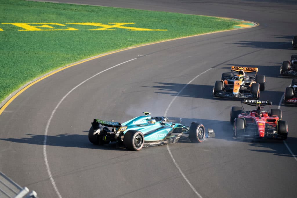 Toque entre Carlos Sainz y Fernando Alonso en el Gran Premio de Australia