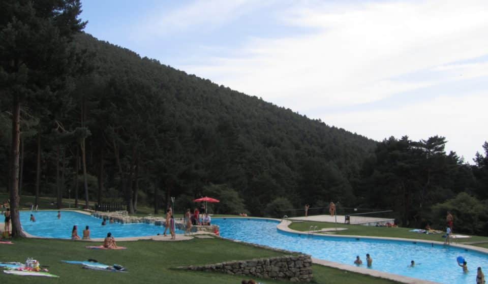 Abiertas dos grandes piscinas rodeadas de pinos donde bañarse a 1h de Madrid