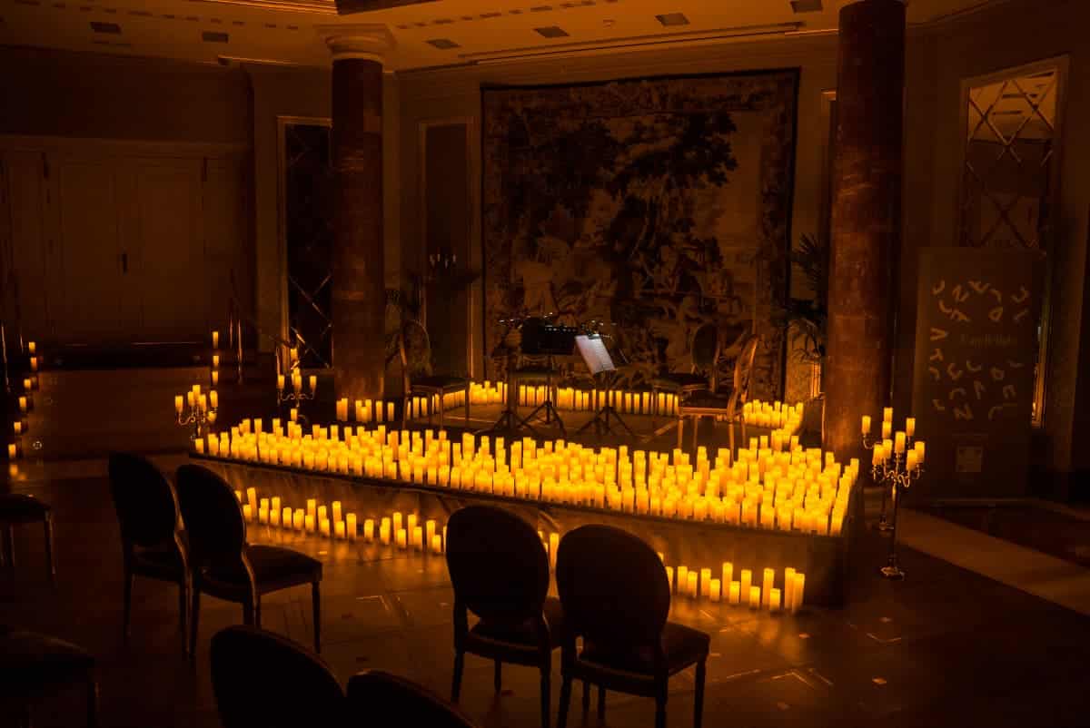 Salón del Hotel Wellington sin público iluminado con velas 