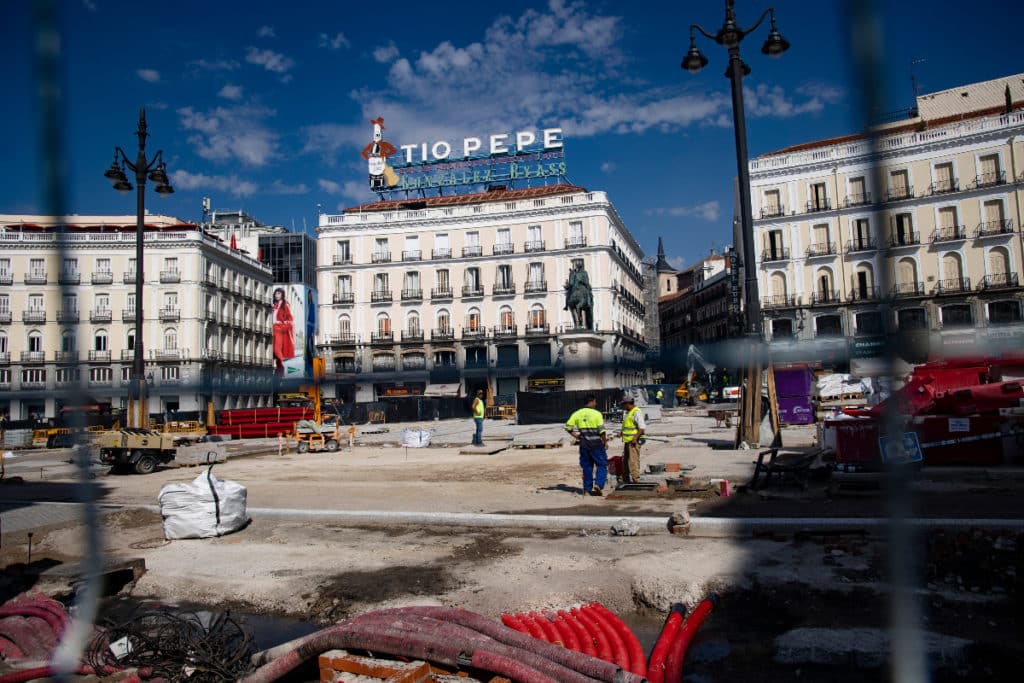Una histórica estatua de la Puerta del Sol ha sido desplazada a su nueva ubicación