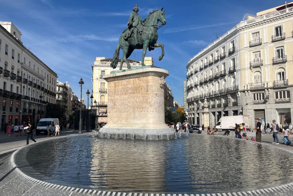 La Puerta del Sol estrena una fuente en el centro de la plaza