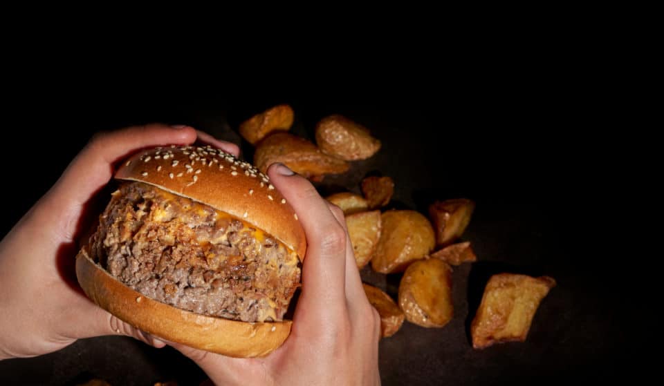 Una hamburguesería regala diez mil hamburguesas durante un día del mes que viene
