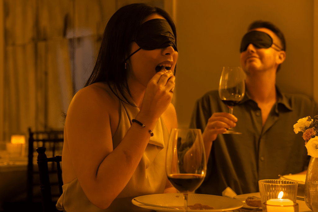 Dining in the Dark con los vinos Mucho Más: cena maridaje a oscuras